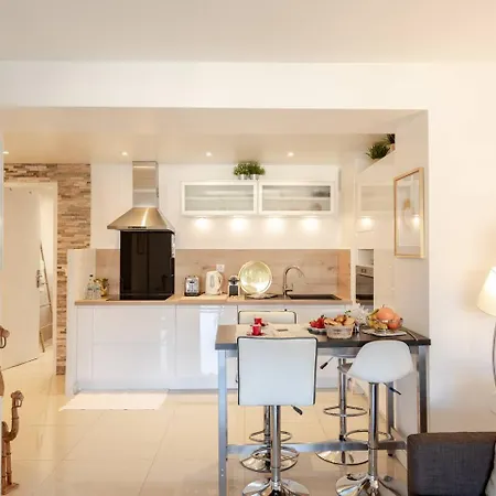 Cosy Calme Central-terrasse Proche Palais Apartment *