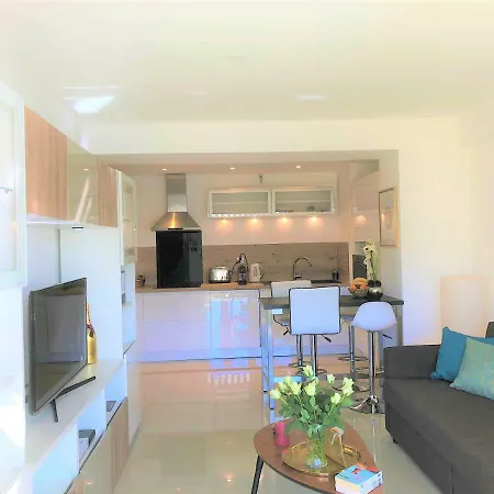 Cosy Calme Central-terrasse Proche Palais Apartment